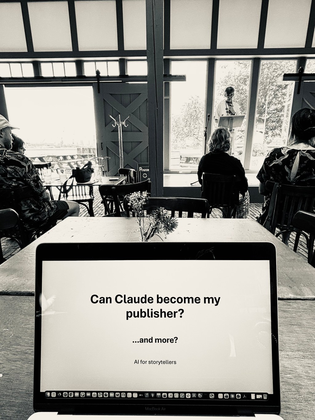𝘞𝘪𝘭𝘭 𝘈𝘐 𝘮𝘢𝘬𝘦 𝘩𝘶𝘮𝘢𝘯 𝘢𝘶𝘵𝘩𝘰𝘳𝘴 𝘰𝘣𝘴𝘰𝘭𝘦𝘵𝘦? 𝘈𝘯𝘥 𝘤𝘢𝘯 𝘊𝘭𝘢𝘶𝘥𝘦 𝘣𝘦𝘤𝘰𝘮𝘦 𝘮𝘺 𝘱𝘶𝘣𝘭𝘪𝘴𝘩𝘦𝘳?